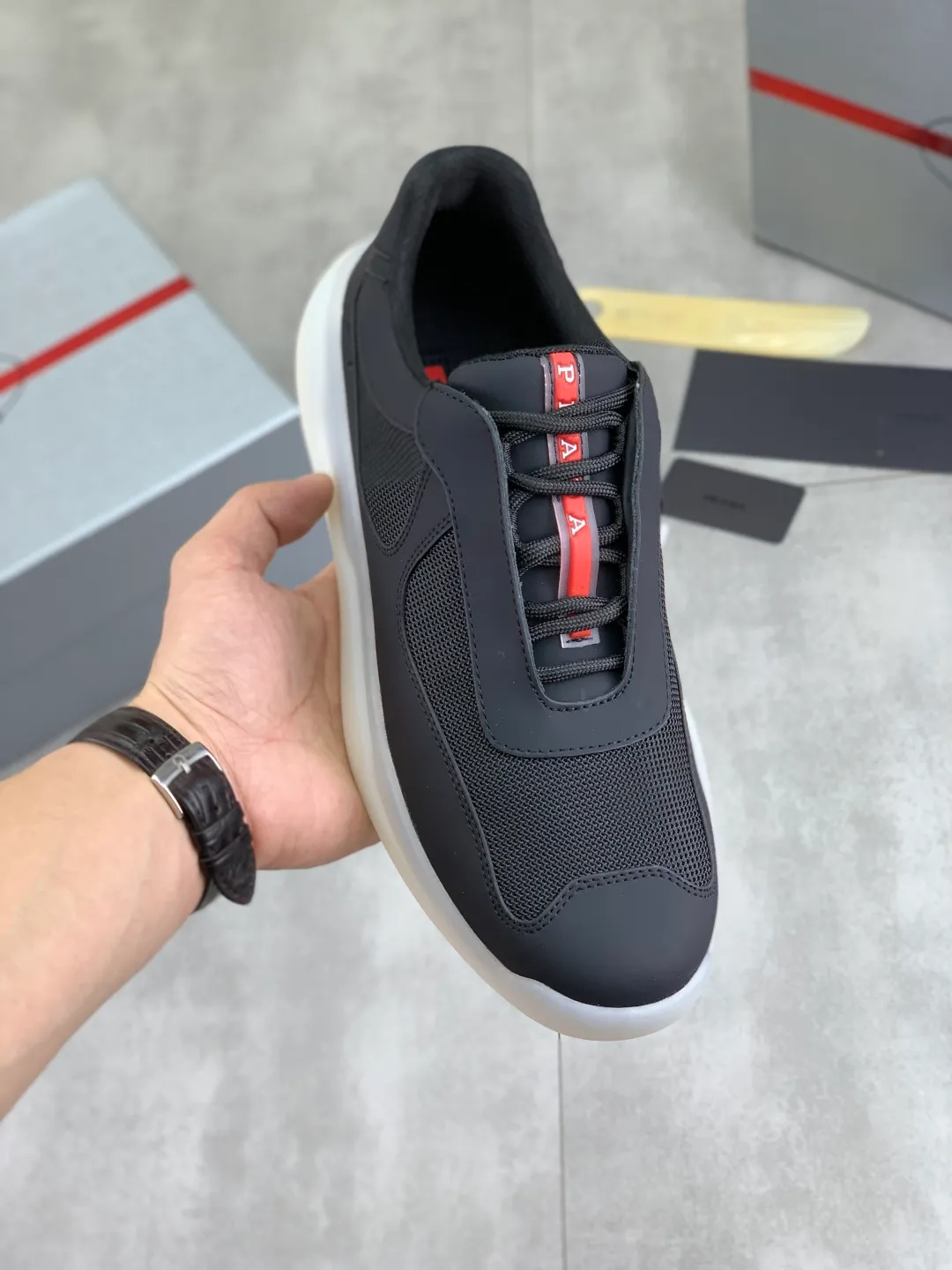 Men's shoes 💰P620 new (higher version) new PRADA (Prada) classic models are on the market at the same time, new men's shoes, 😘fabrics are selected from original imported calfskin. First layer of imported cowhide lining. The original version is awesome! 👍🏿Original open-molded non-slip PU outsole, with exquisite lines, simple and elegant, super comfortable and classy on foot, suitable for leisure travel. Code number: 38-45 (46 customized) 3️⃣ colors available